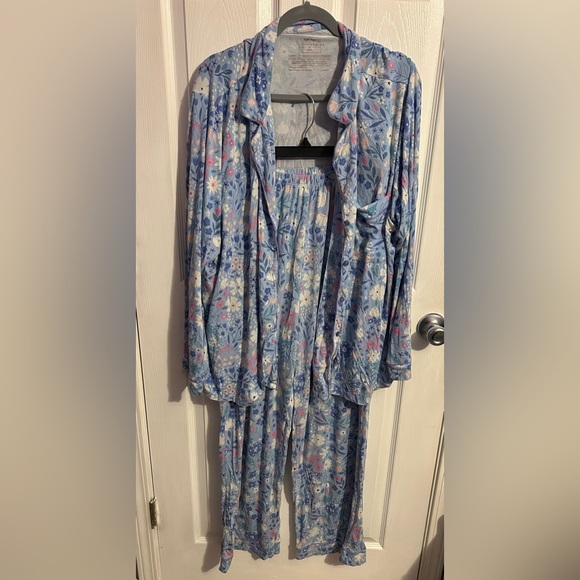 SOLD - Little Sleepies Winter Floral Women’s pajama set - Picture 7 of 9